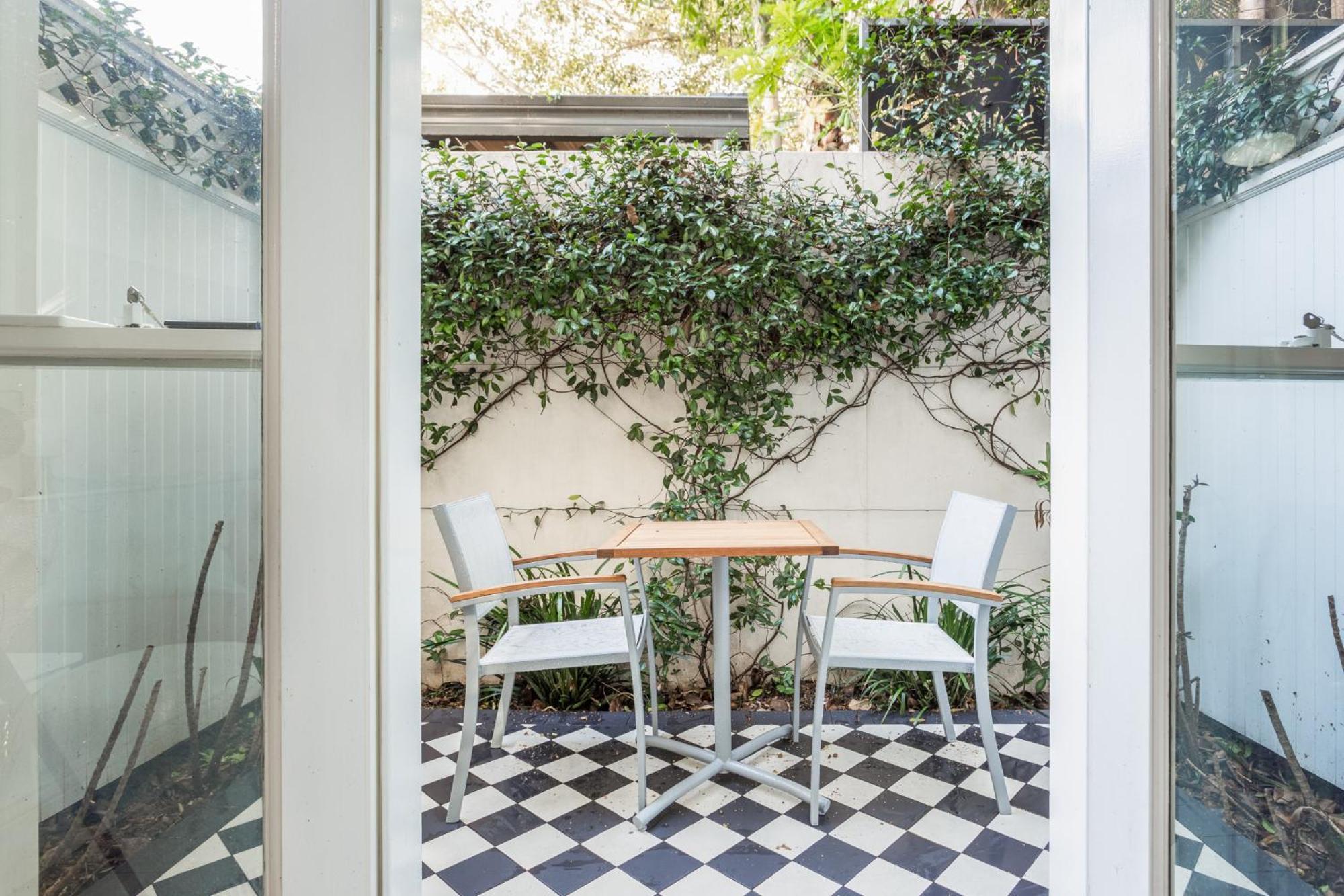 Lovely With Patio 25 Min From Cbd Apartment